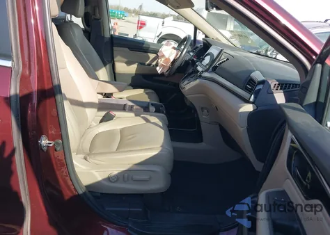 2021 Honda Odyssey Touring z USA, uszkodzony, nr VIN 5FNRL6H87MB021673